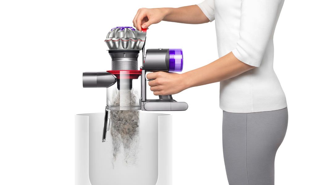 مكنسة Dyson V8 Advance اللاسلكية — تفريغ حاوية Dyson V8 بطريقة صحية