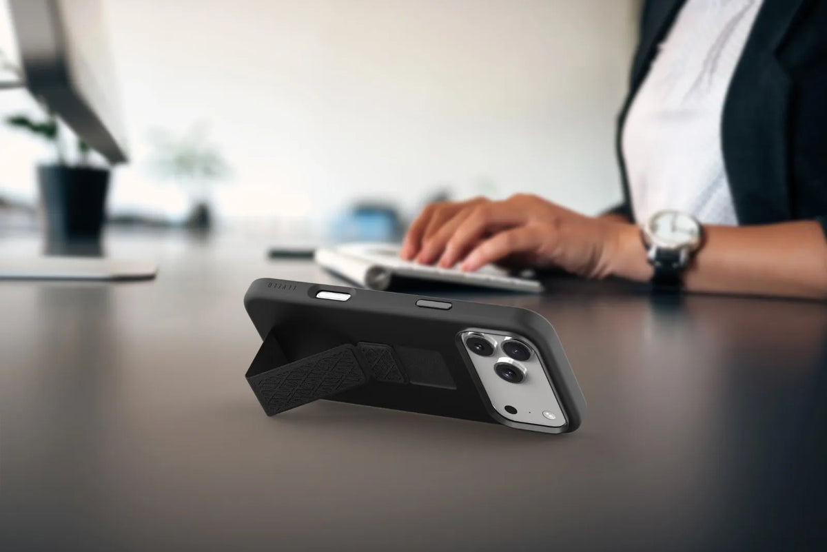 كفر ليفيلو Morphix Silicone بمسكة جلدية لآيفون 17 برو وبرو ماكس – تفاصيل المنتج والعبوة