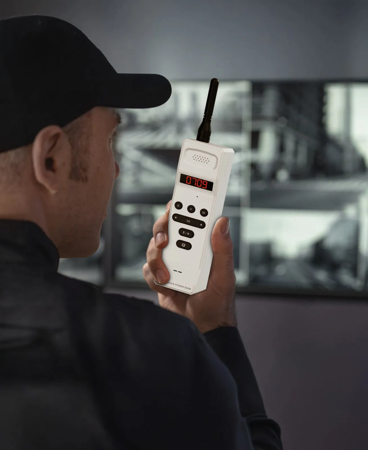 باور بانك ليفيلو Revolt سعة 20000mAh بقدرة 100W مع اتصال لاسلكي – أبيض – صورة المنتج