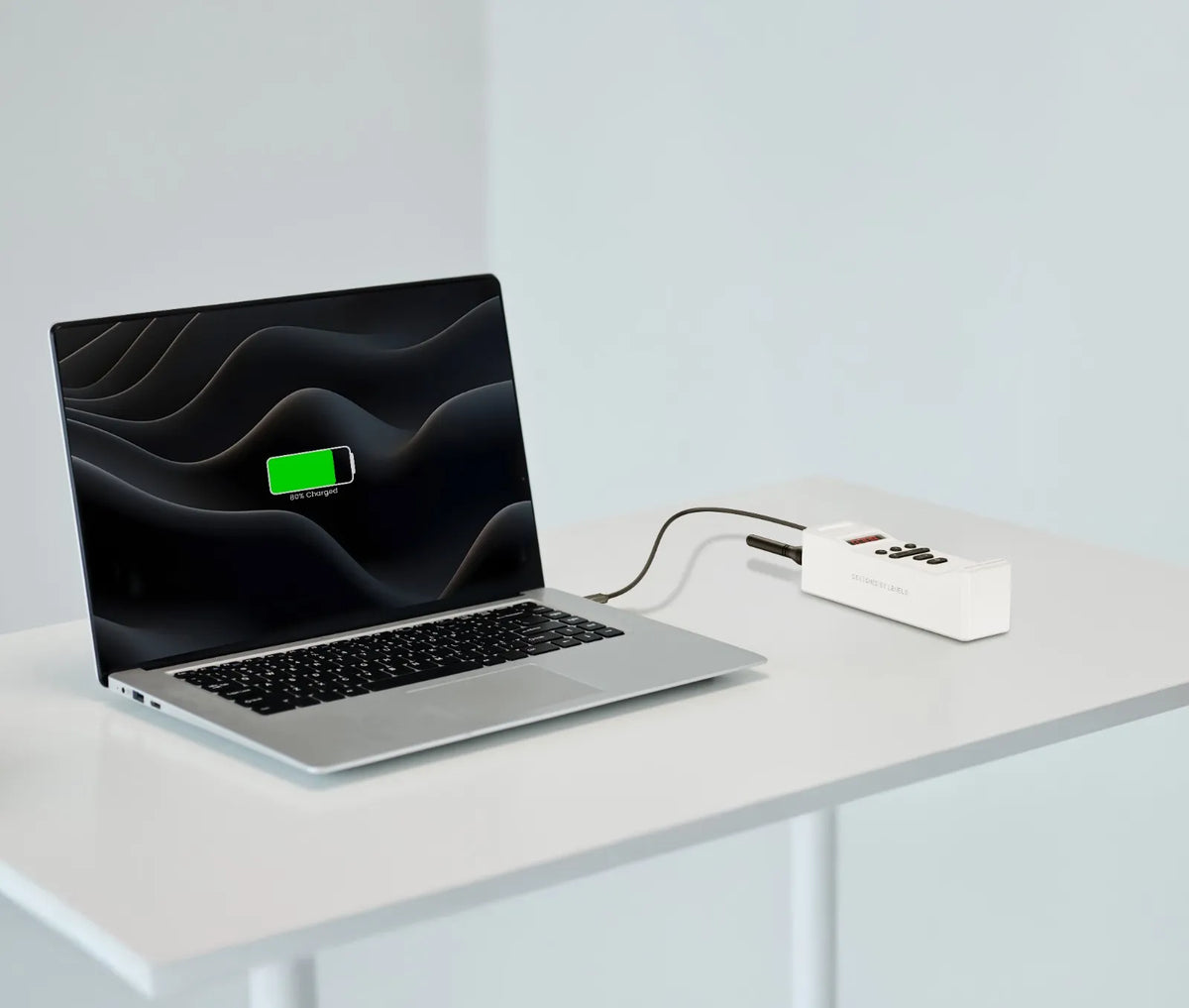 باور بانك ليفيلو Revolt سعة 20000mAh بقدرة 100W مع اتصال لاسلكي – أبيض – تفاصيل المنتج والعبوة