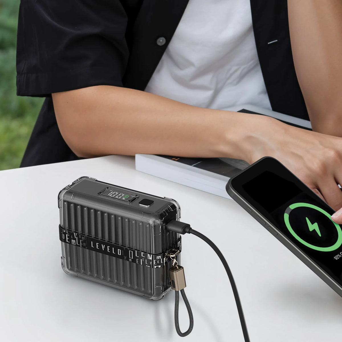 باور بانك ليفيلو Aerion سعة 10000 mAh مع كابل مسكة USB-C – تفاصيل المنتج والعبوة
