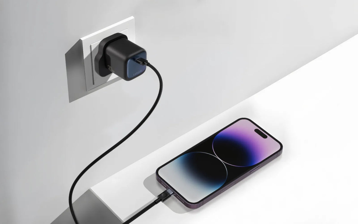 شاحن ليفيلو Vero GaN ‏20 واط بقابس بريطاني مع كابل USB-C إلى Lightning – تفاصيل المنتج والعبوة