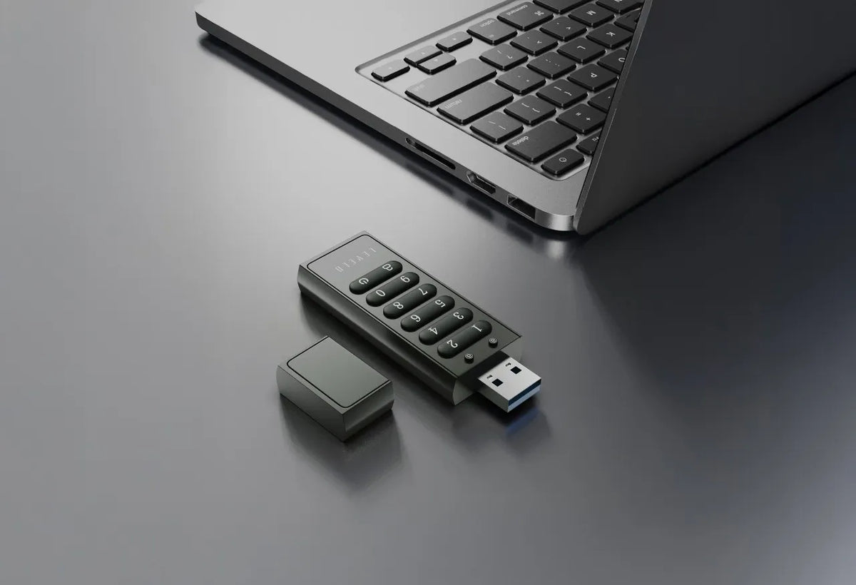 ذاكرة USB ليفيلو Lockvault المشفّرة بسعة 128 جيجابايت ولوحة أرقام – تفاصيل المنتج والعبوة